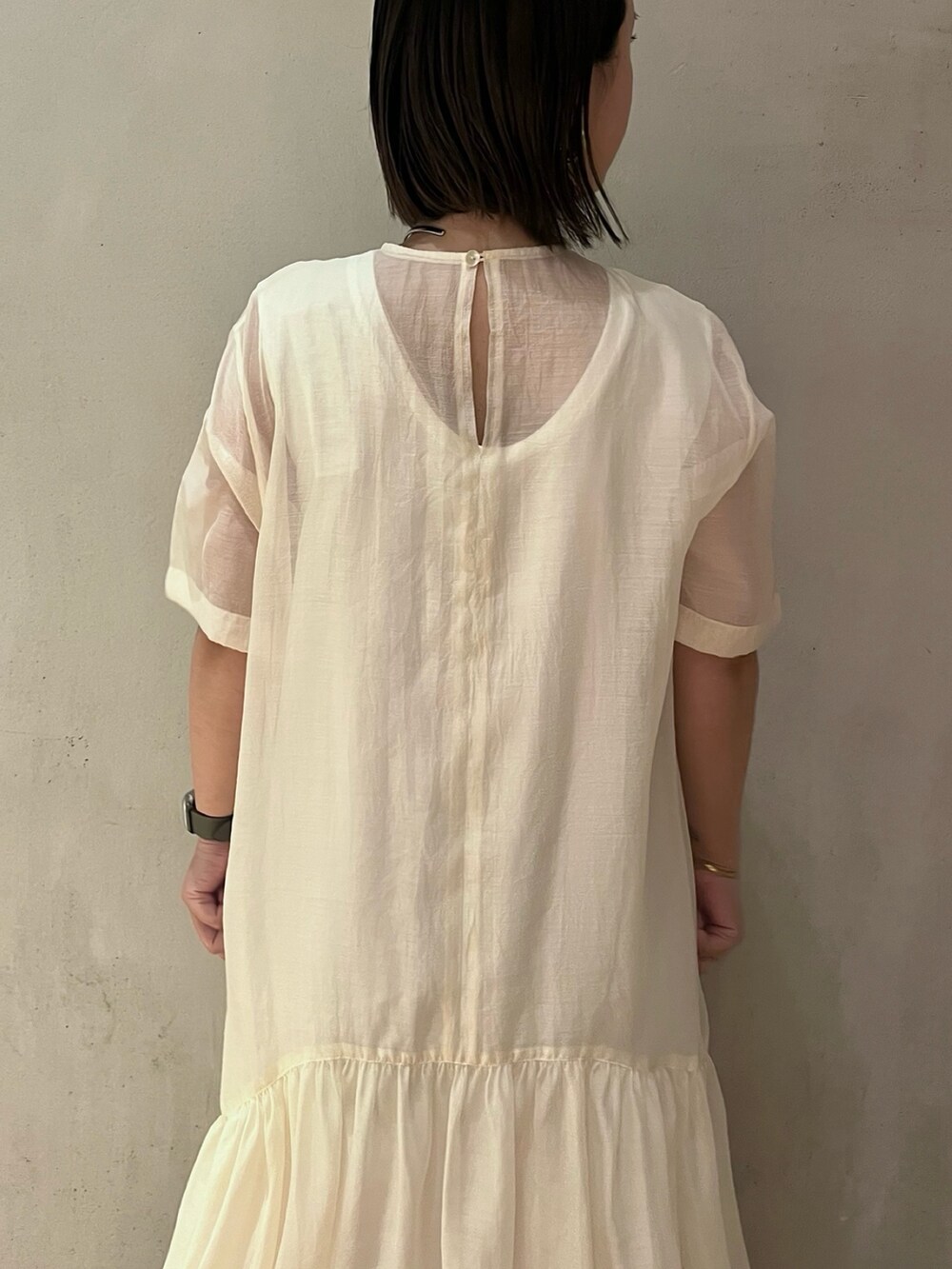 ホワイト系のワンピース、ブラック系のサンダルを着用したレディースの夏コーディネートの6枚目の写真