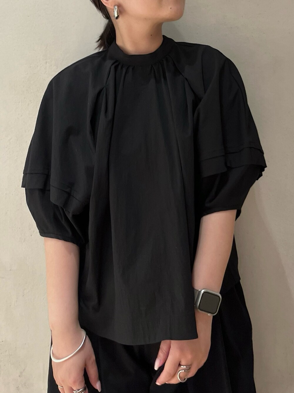 ブラック系のシャツ/ブラウス、ブラック系のその他パンツ、グレー系のキャミソールを着用したレディースの夏コーディネートの7枚目の写真