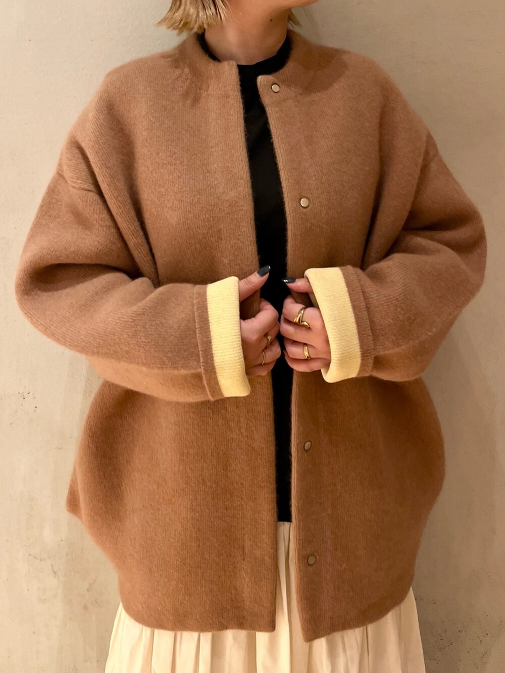 その他のワンピース、ブラック系のブーツ、ブラウン系のノーカラージャケットを着用したレディースの夏コーディネートの5枚目の写真