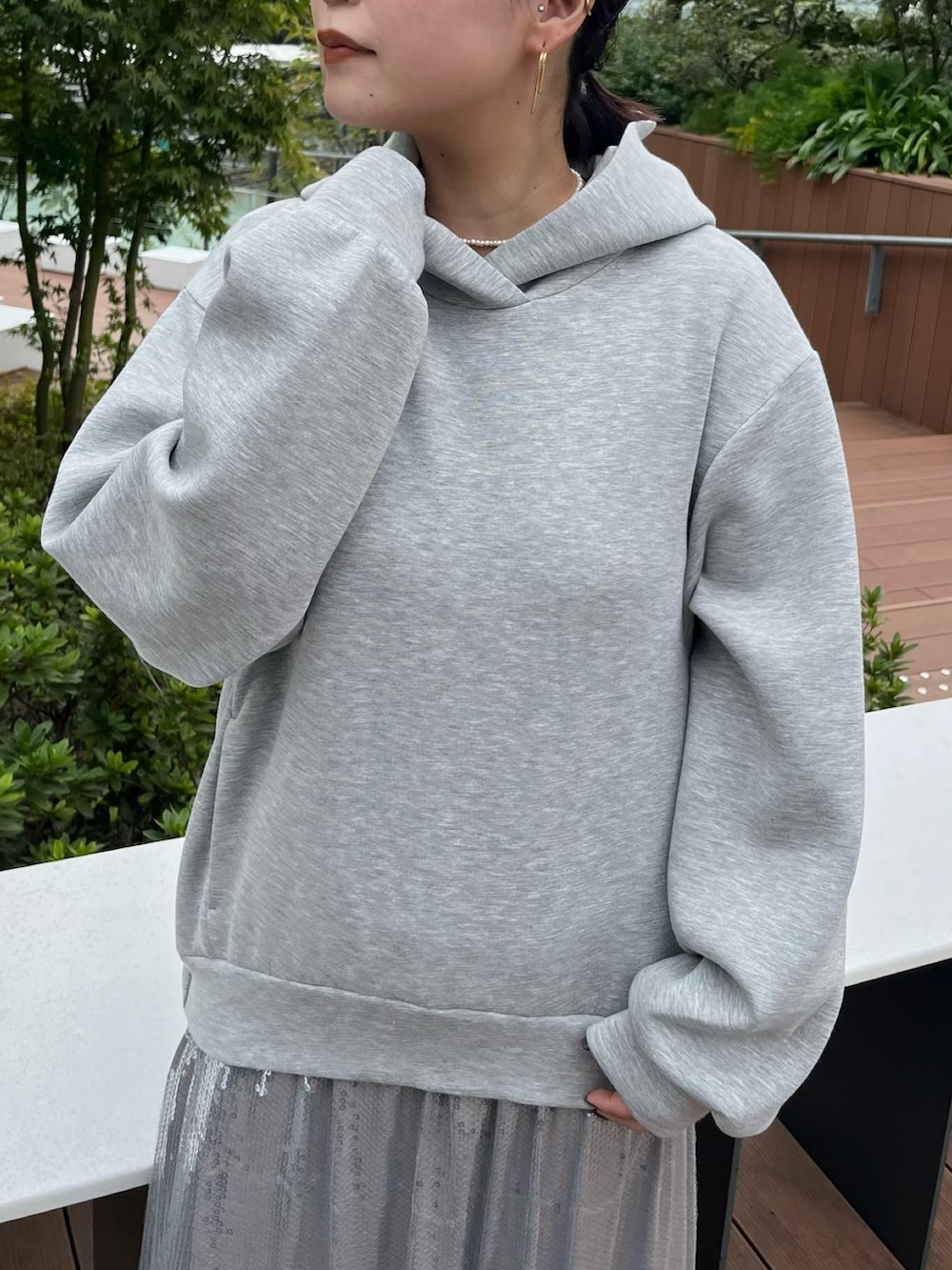 グレー系のワンピース、ブラック系のブーツを着用したレディースの秋コーディネートの6枚目の写真