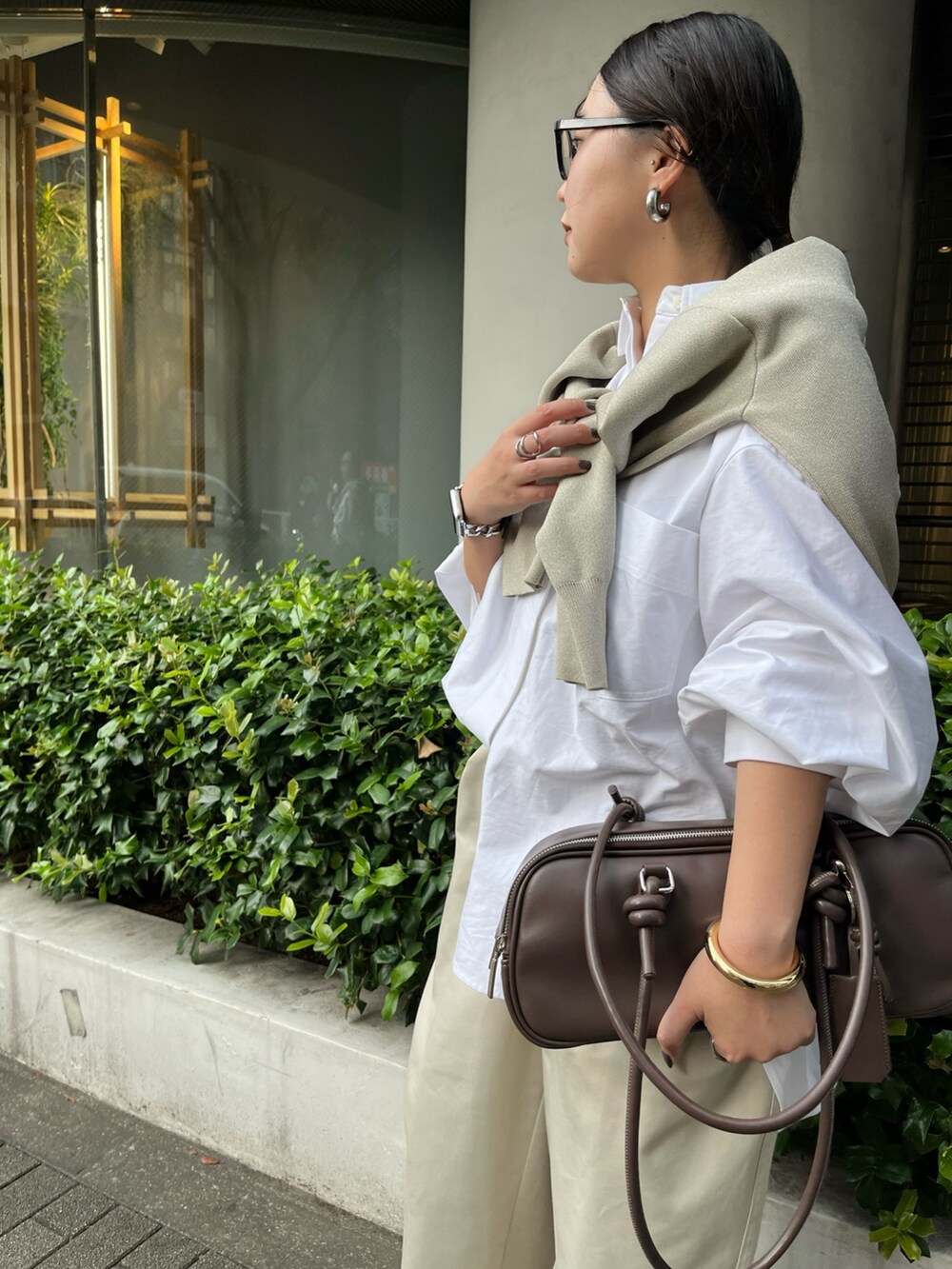 ベージュ系のカーディガン/ボレロ、ホワイト系のシャツ/ブラウス、ホワイト系のその他パンツを着用したレディースの秋コーディネートの7枚目の写真