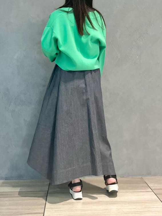 グリーン系のカーディガン/ボレロ、ブルー系のワンピースを着用したレディースの春コーディネートの3枚目の写真