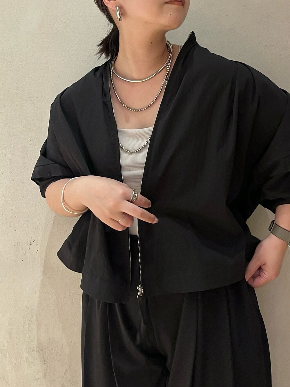 ブラック系のシャツ/ブラウス、ブラック系のその他パンツ、グレー系のキャミソールを着用したレディースの夏コーディネートの6枚目の写真