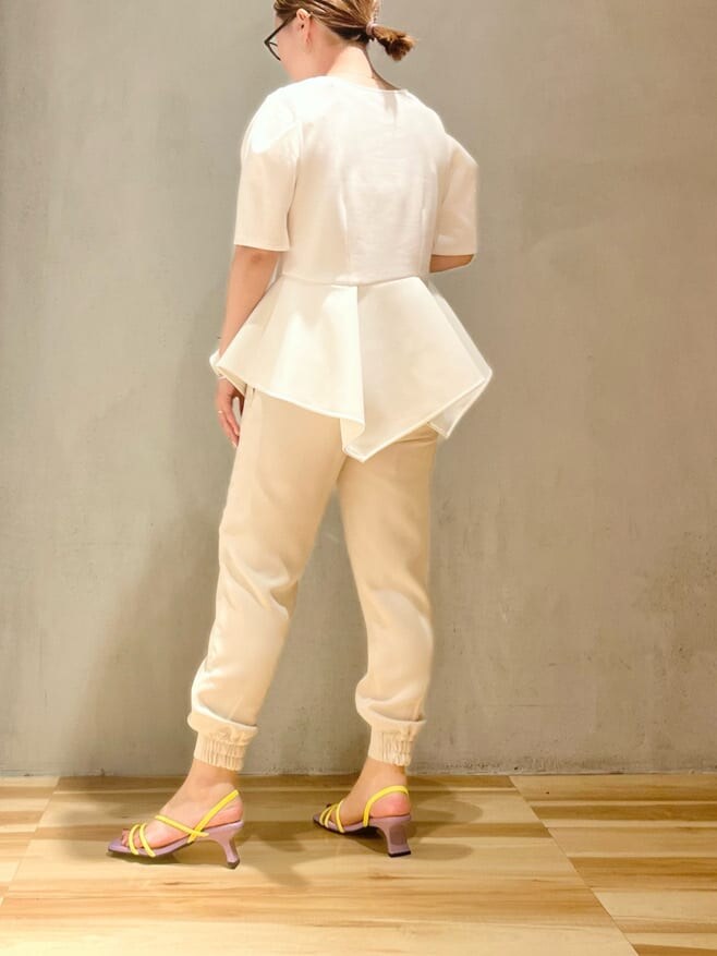 ホワイト系のTシャツ/カットソー、ブラウン系のその他パンツ、パープル系のサンダルを着用したレディースの春コーディネートの3枚目の写真