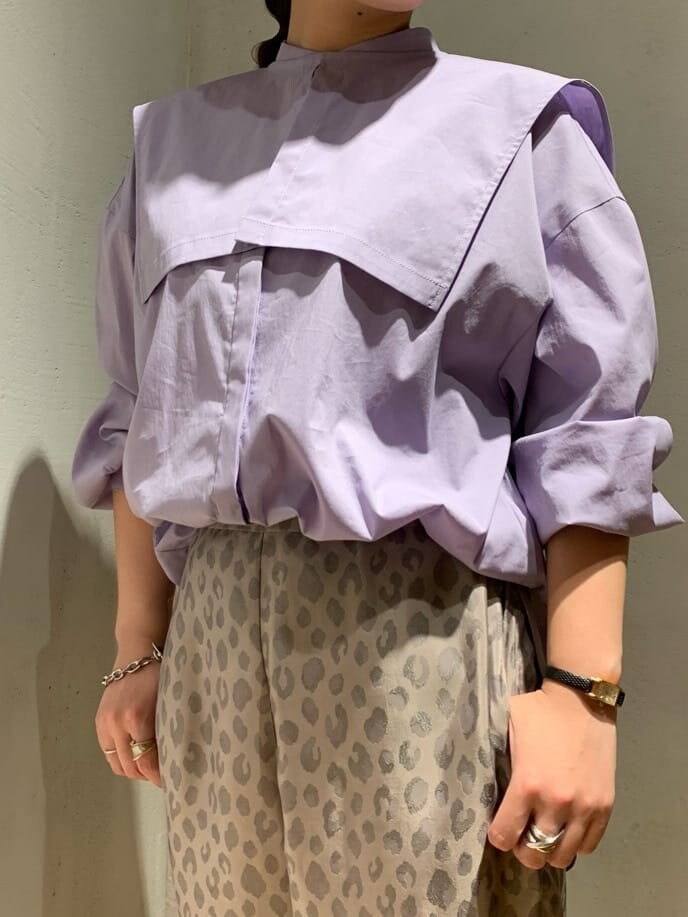 パープル系のシャツ/ブラウス、その他のその他パンツ、ブラック系のブーツを着用したレディースの夏コーディネートの3枚目の写真