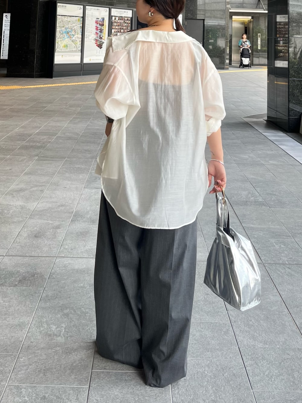 ホワイト系のシャツ/ブラウス、ブラウン系のタンクトップ、グレー系のその他パンツを着用したレディースの夏コーディネートの4枚目の写真