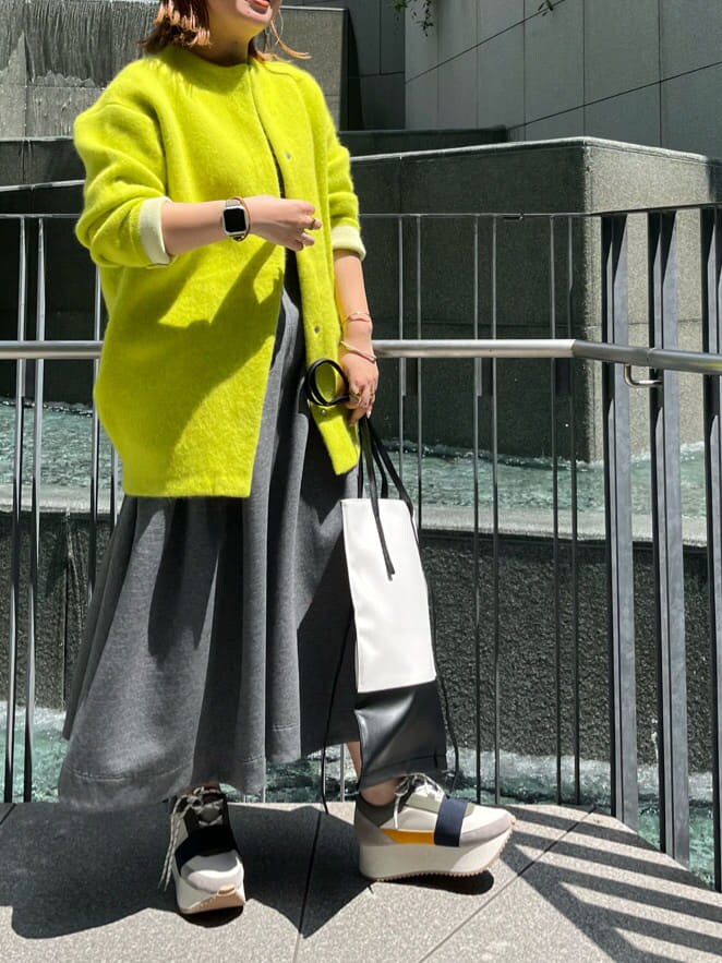 ベージュ系のスニーカー、その他のトートバッグ、グレー系のワンピースを着用したレディースの夏コーディネートの2枚目の写真