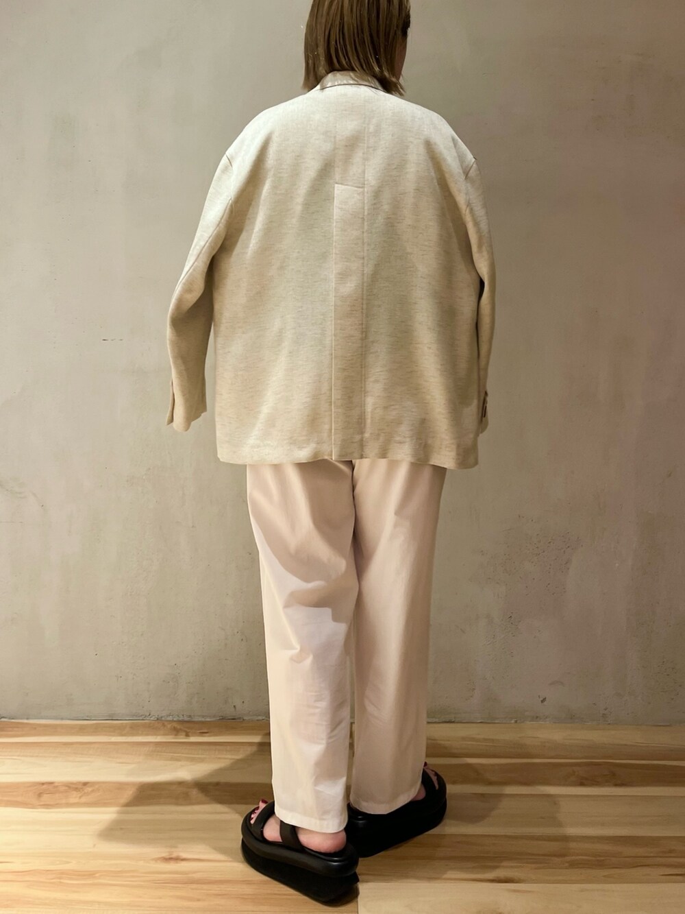 グリーン系のTシャツ/カットソー、ベージュ系のテーラードジャケット、ホワイト系のその他パンツを着用したレディースの冬コーディネートの4枚目の写真