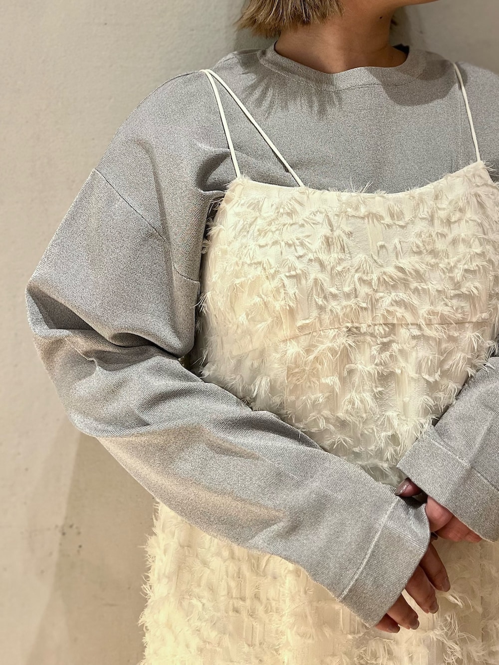 ホワイト系のワンピース、シルバー系のパンプス、シルバー系のニット/セーターを着用したレディースの冬コーディネートの6枚目の写真