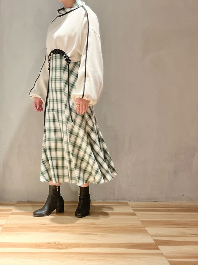 ホワイト系のワンピース、グリーン系のワンピースを着用したレディースの冬コーディネートの7枚目の写真