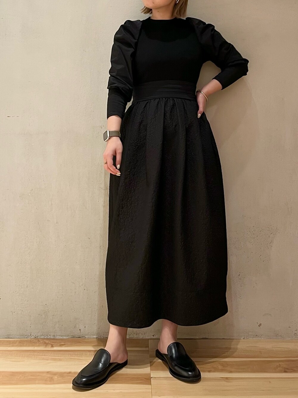 ブルー系のデニムジャケット、ブラック系のワンピースを着用したレディースの冬コーディネートの5枚目の写真