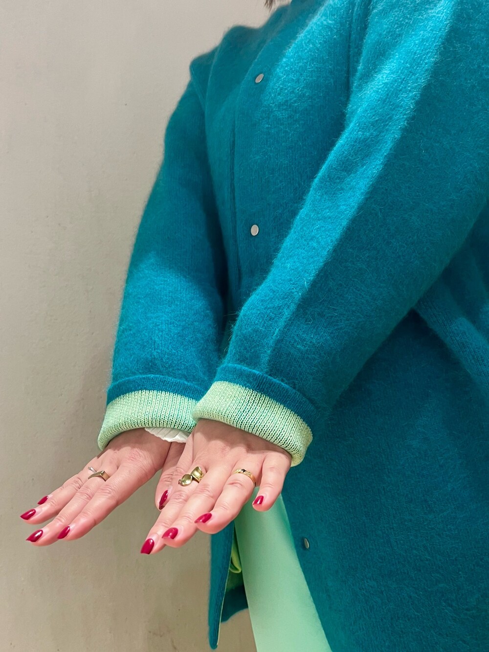 グリーン系のカーディガン/ボレロ、ホワイト系のニット/セーター、グリーン系のその他パンツを着用したレディースの冬コーディネートの7枚目の写真