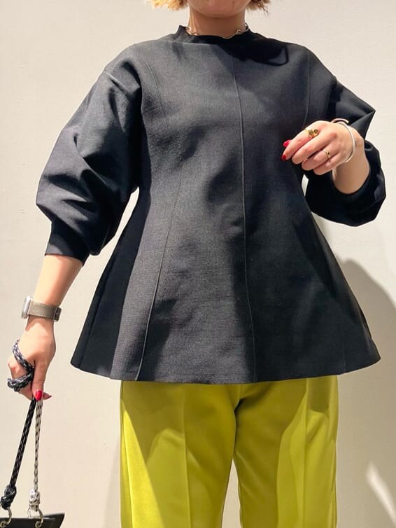 ブラック系のショルダーバッグ、グリーン系のその他パンツ、ベージュ系のノーカラーコートを着用したレディースの秋コーディネートの10枚目の写真