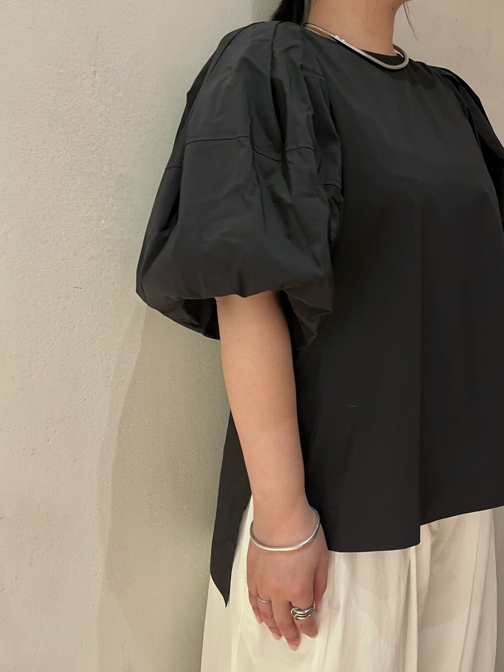 ブラック系のシャツ/ブラウス、ホワイト系のその他パンツ、ブラック系のサンダルを着用したレディースの夏コーディネートの8枚目の写真