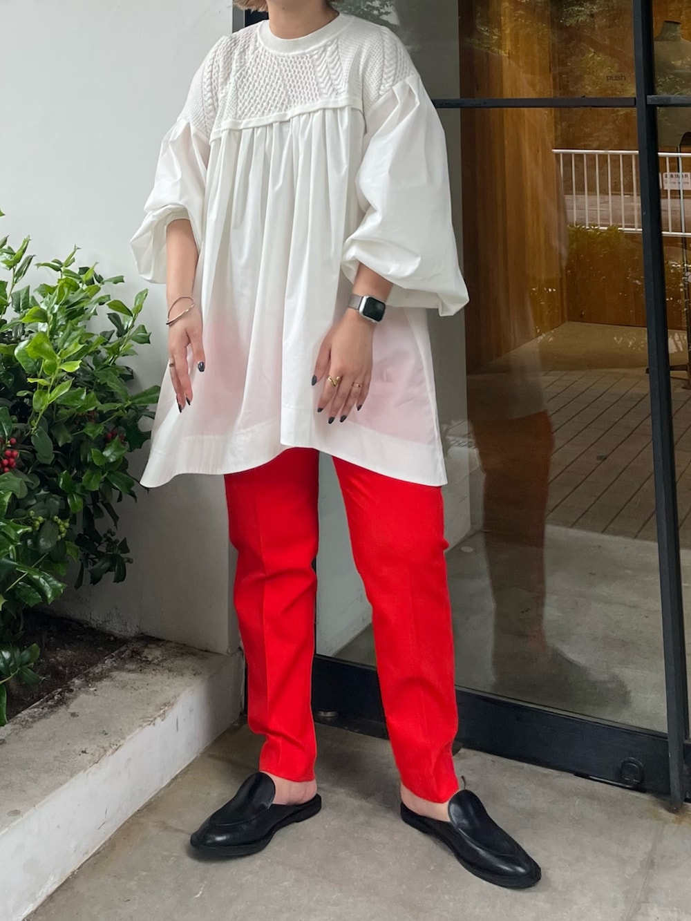 ベージュ系のノーカラージャケット、ホワイト系のシャツ/ブラウス、レッド系のその他パンツを着用したレディースの夏コーディネートの9枚目の写真
