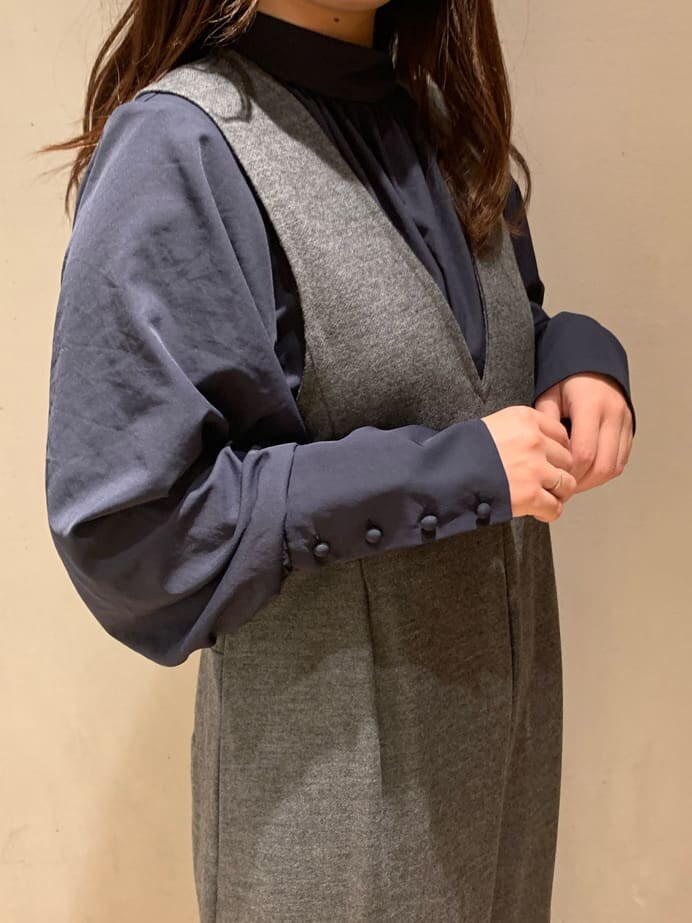 ブラック系のシャツ/ブラウス、グレー系のつなぎ/オールインワンを着用したレディースの冬コーディネートの6枚目の写真