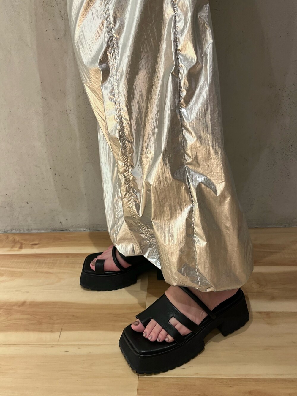 ホワイト系のタンクトップ、シルバー系のその他パンツ、ブラック系のサンダルを着用したレディースの夏コーディネートの9枚目の写真