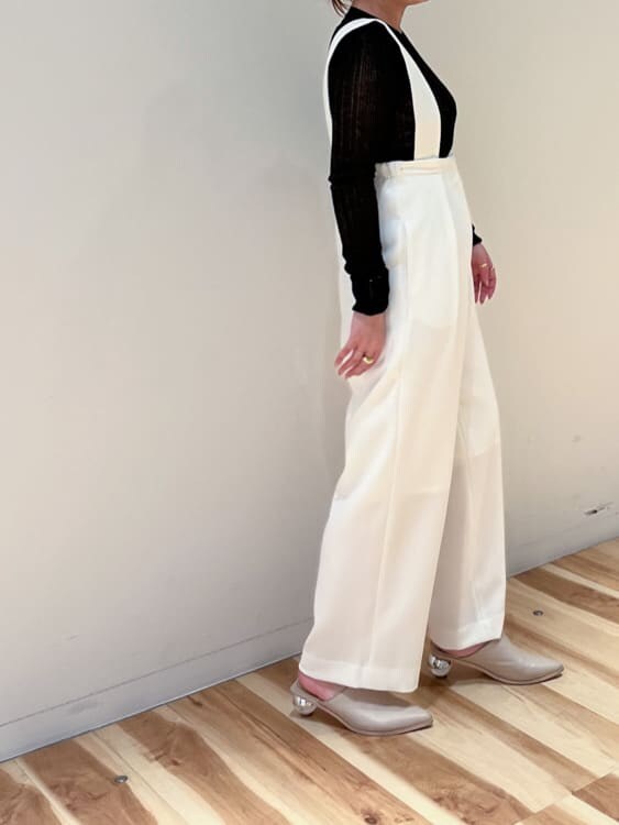 ホワイト系のスラックス、ブラック系のニット/セーターを着用したレディースの冬コーディネートの3枚目の写真