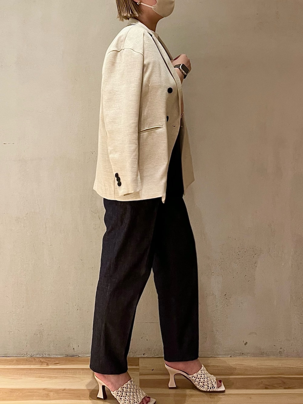 ホワイト系のサンダル、ホワイト系のTシャツ/カットソー、ブルー系のその他パンツを着用したレディースの春コーディネートの2枚目の写真