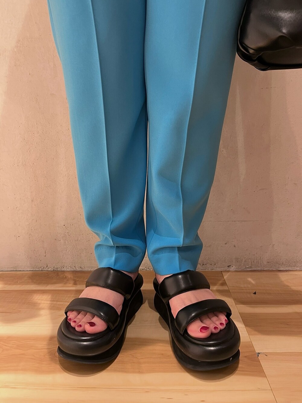 その他のシャツ/ブラウス、ブラック系のサンダル、ブルー系のその他パンツを着用したレディースの春コーディネートの8枚目の写真