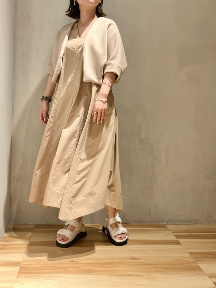 ホワイト系のサンダル、ベージュ系のブルゾン、ベージュ系のワンピースを着用したレディースの春コーディネートの4枚目の写真