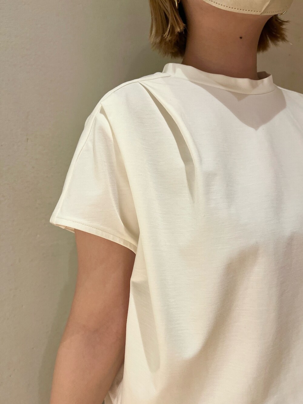 ホワイト系のTシャツ/カットソー、パープル系のスカート、ブラック系のサンダルを着用したレディースの春コーディネートの5枚目の写真