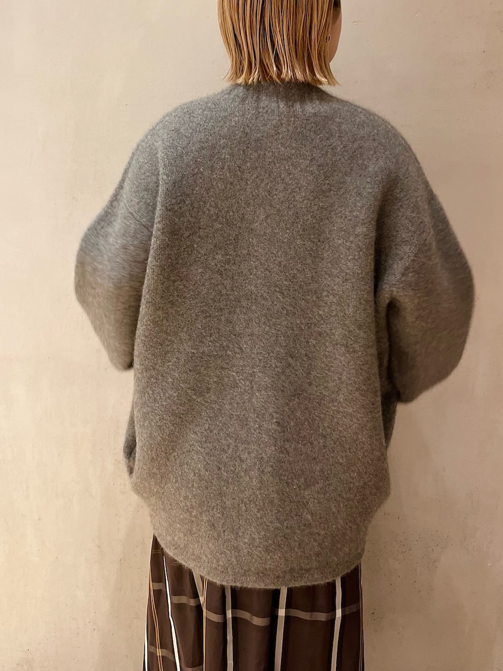 グリーン系のシャツ/ブラウス、ブラウン系のスカート、ブラック系のブーツを着用したレディースの夏コーディネートの7枚目の写真