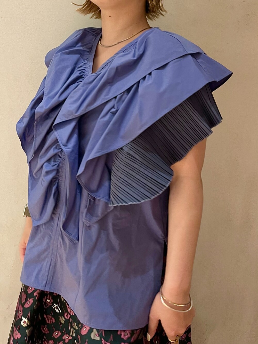 ブルー系のシャツ/ブラウス、グリーン系のスカートを着用したレディースの春コーディネートの6枚目の写真