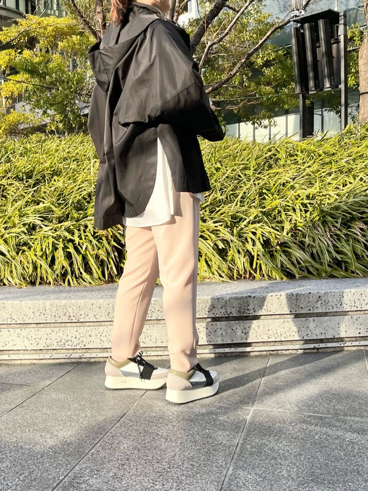 ブルー系のスニーカー、ブラック系のナイロンジャケット、ホワイト系のシャツ/ブラウスを着用したレディースの冬コーディネートの3枚目の写真