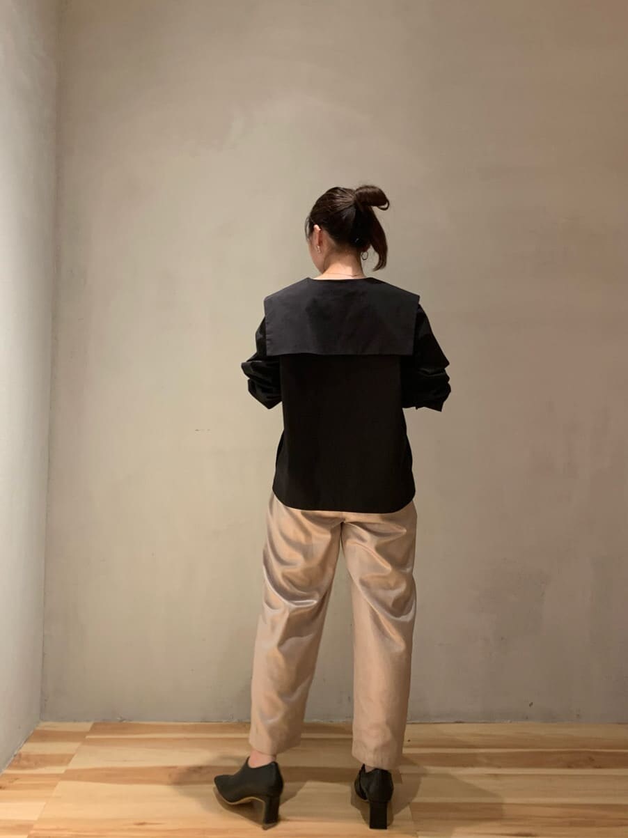 ホワイト系のその他パンツ、ブラック系のシャツ/ブラウス、ブラック系のブーツを着用したレディースの秋コーディネートの4枚目の写真