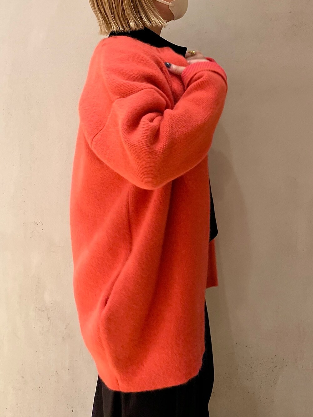 ピンク系のノーカラージャケット、ブラック系のTシャツ/カットソー、ブラック系のその他パンツを着用したレディースの夏コーディネートの6枚目の写真