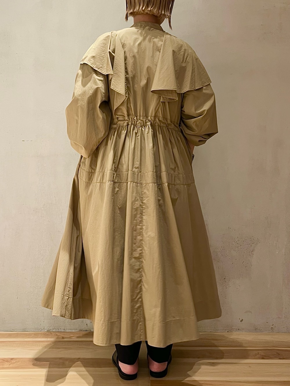 ベージュ系のトレンチコート、ブルー系のシャツ/ブラウス、ブルー系のその他パンツを着用したレディースの冬コーディネートの3枚目の写真