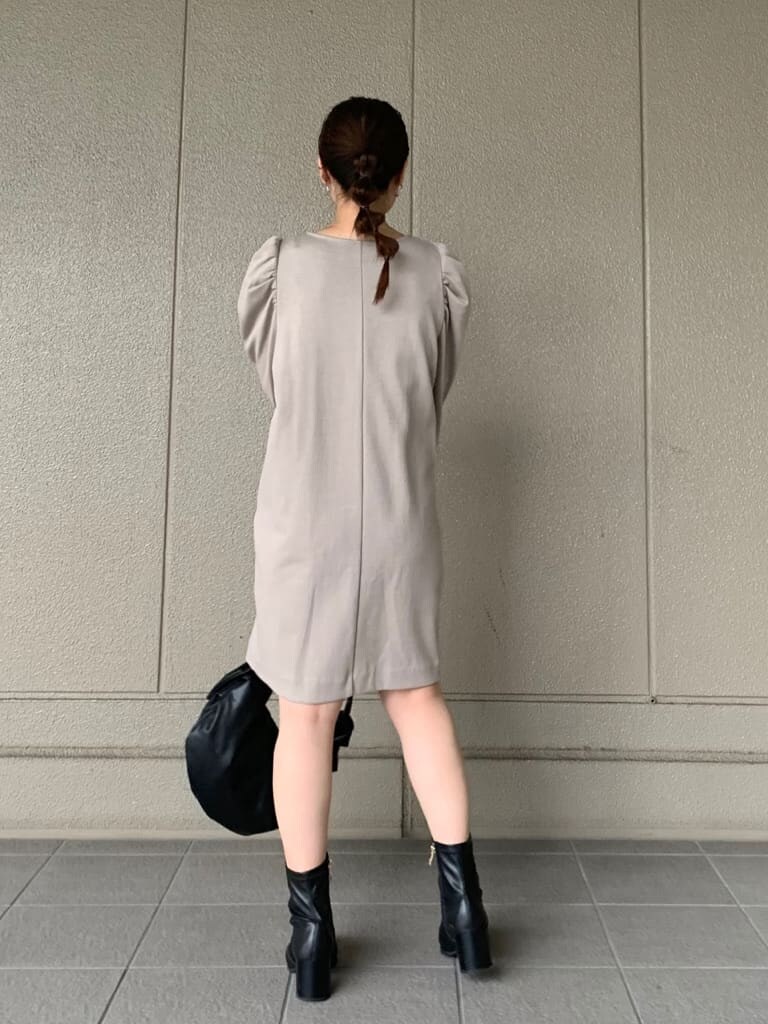 ベージュ系のワンピース、ブラック系のショルダーバッグを着用したレディースの秋コーディネートの4枚目の写真