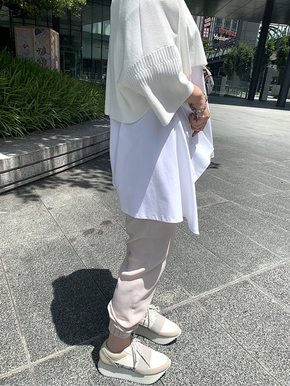 ブラウン系のその他パンツ、ホワイト系のTシャツ/カットソーを着用したレディースの夏コーディネートの3枚目の写真