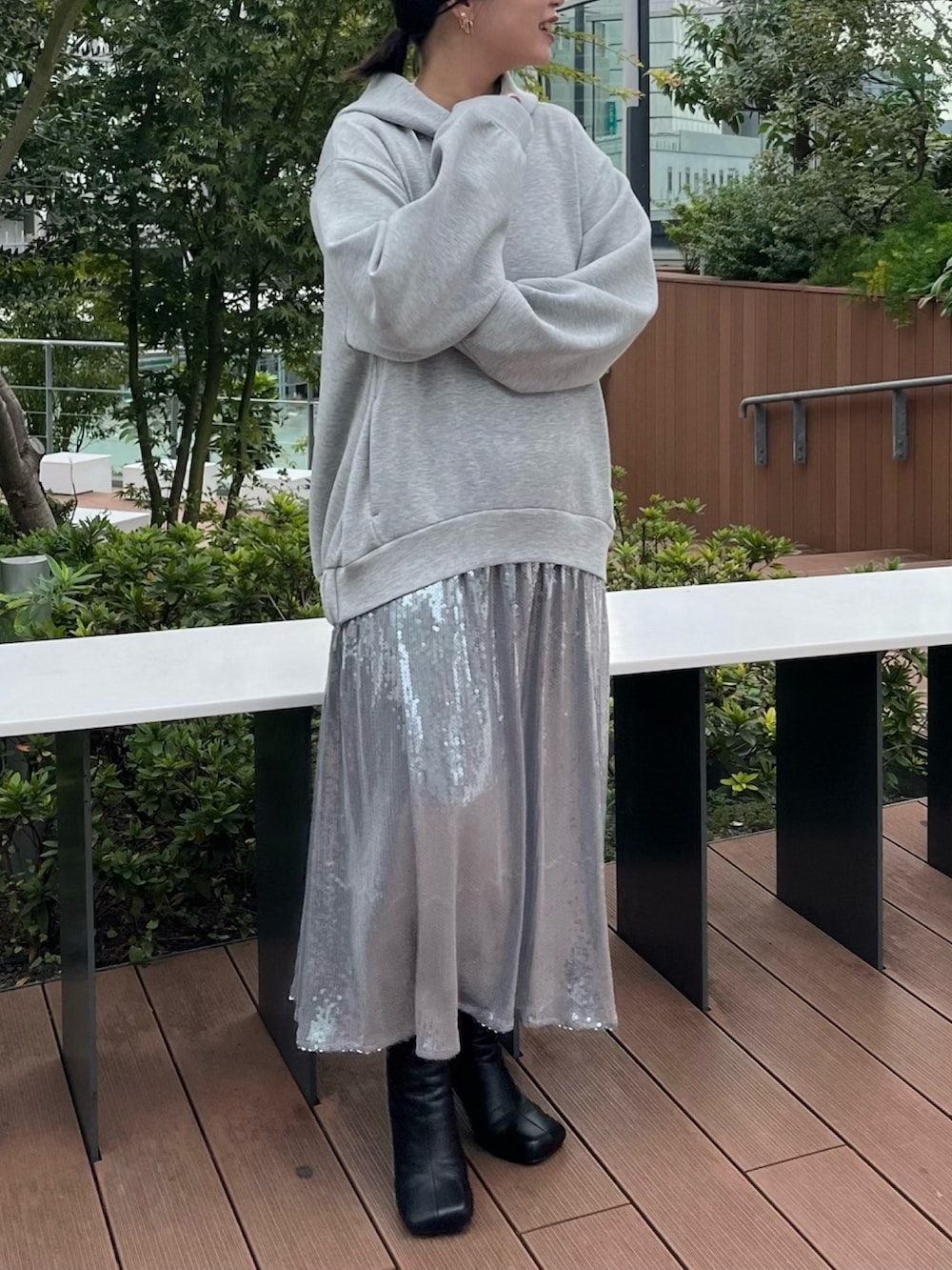 グレー系のワンピース、ブラック系のブーツを着用したレディースの秋コーディネートの2枚目の写真