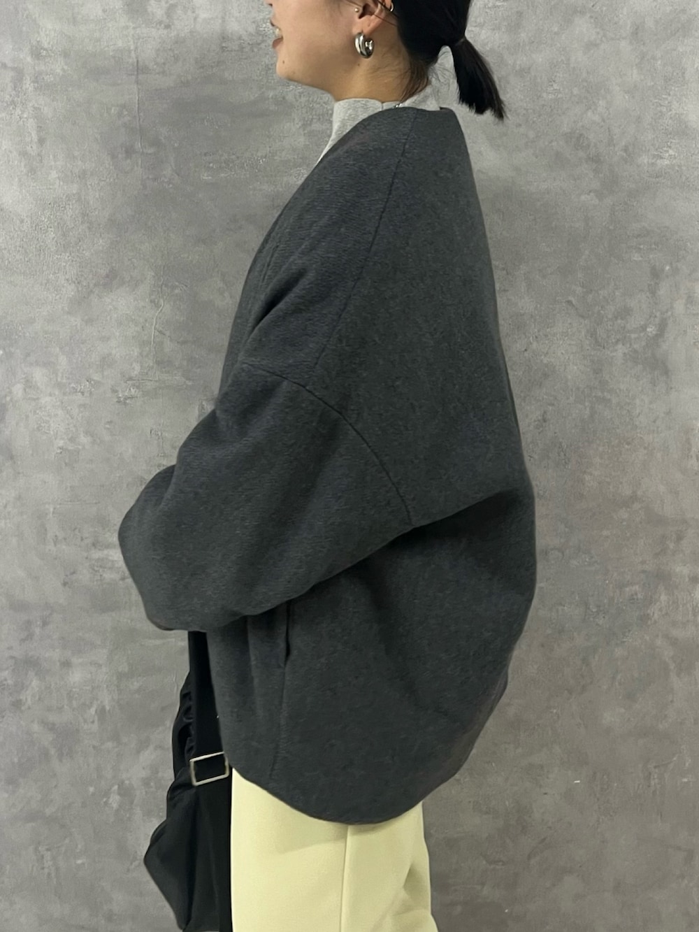 グレー系のノーカラージャケット、グレー系のニット/セーター、イエロー系のその他パンツを着用したレディースの秋コーディネートの6枚目の写真