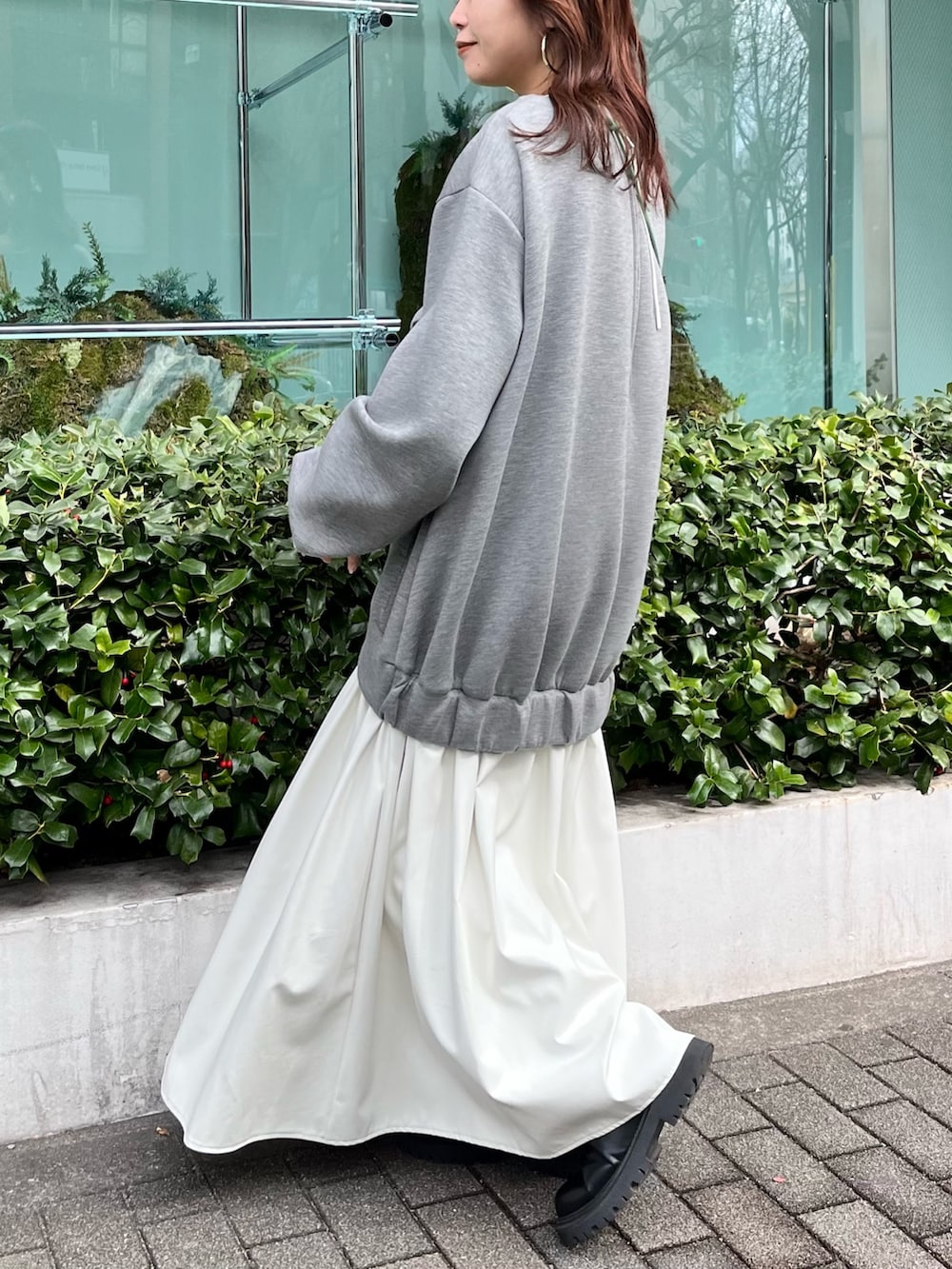 グレー系のワンピース、グリーン系のスマホケース/カバーを着用したレディースの冬コーディネートの3枚目の写真