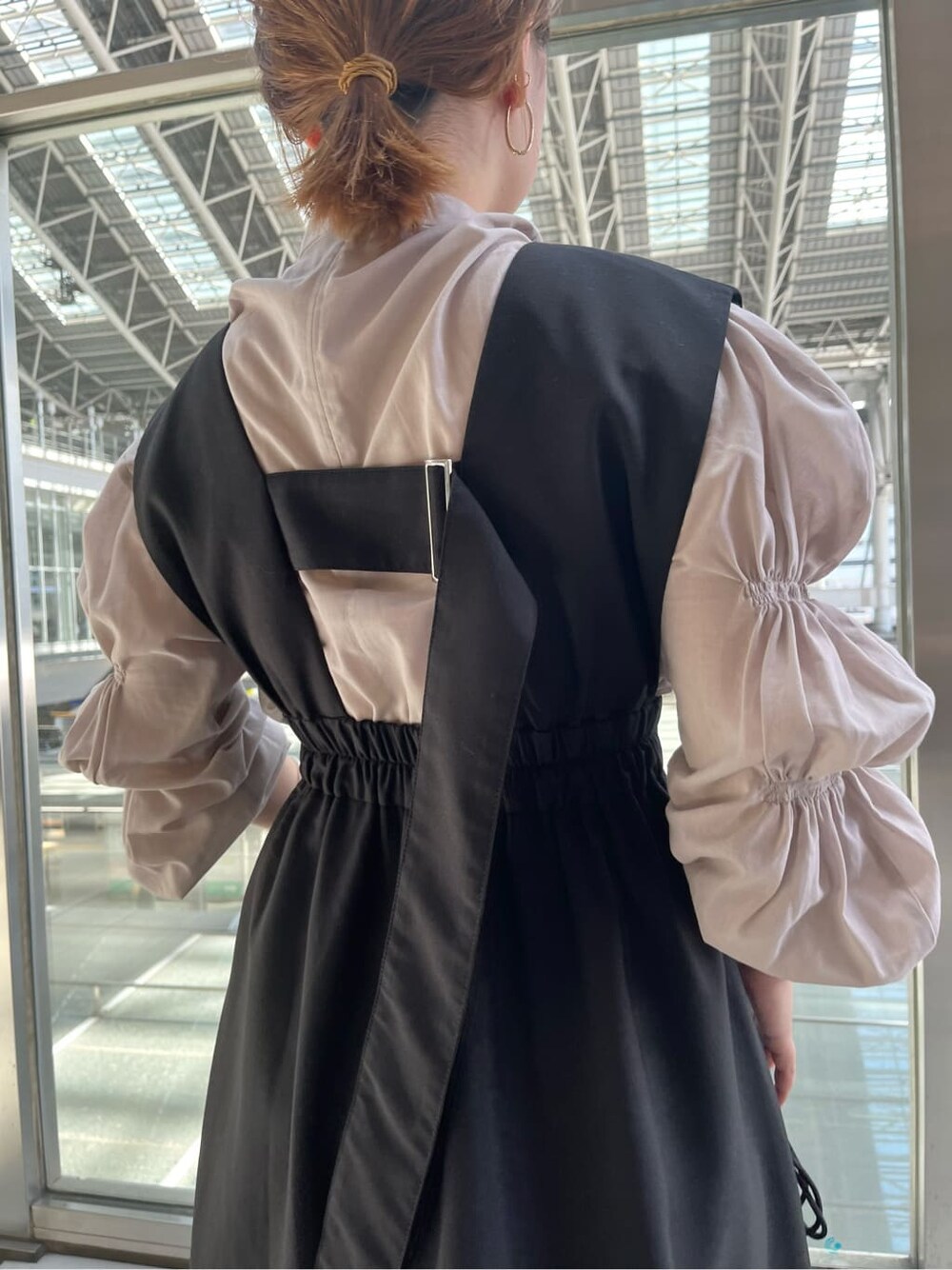 ホワイト系のショルダーバッグ、ベージュ系のシャツ/ブラウス、ブラウン系のブーツを着用したレディースの夏コーディネートの6枚目の写真