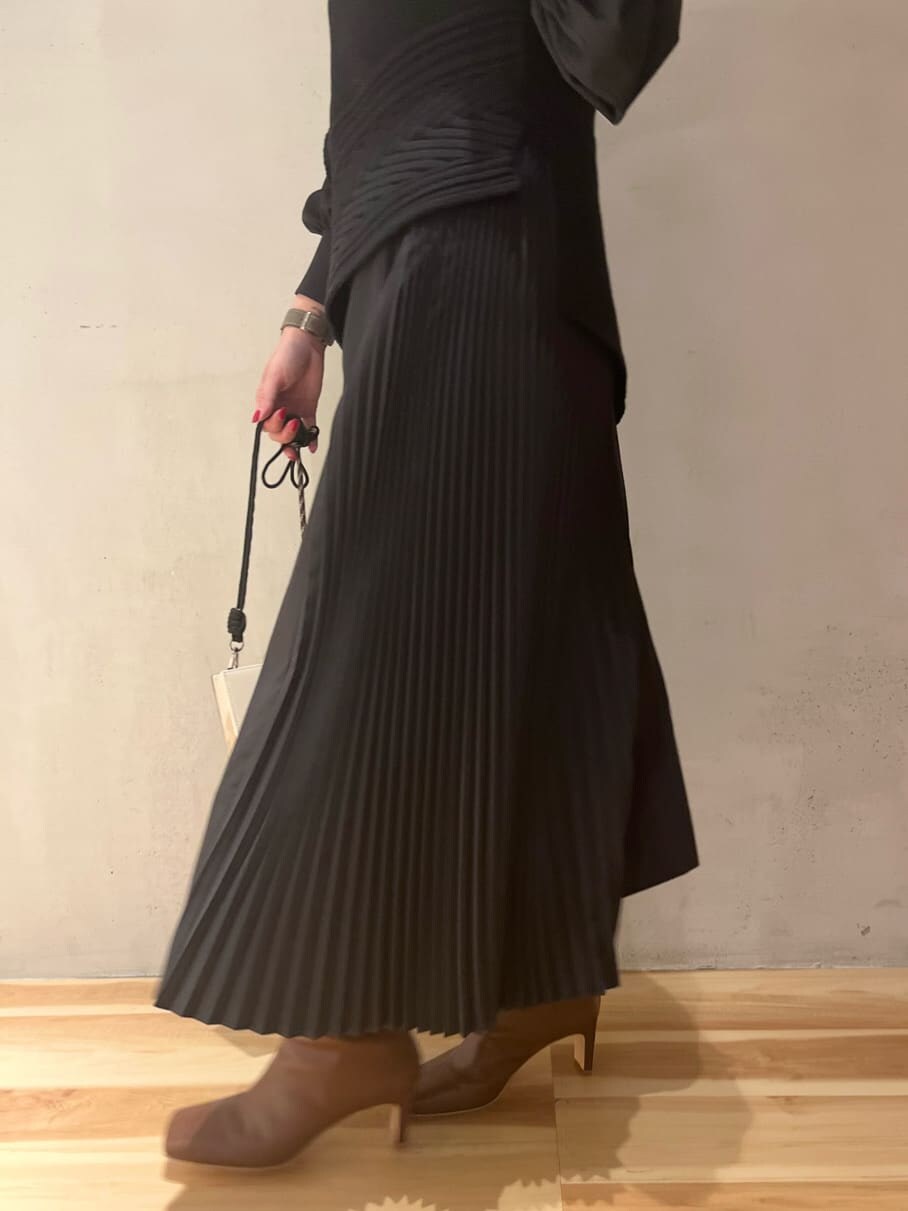 ブラウン系のブーツ、ベージュ系のショルダーバッグ、ブラック系のワンピースを着用したレディースの秋コーディネートの8枚目の写真