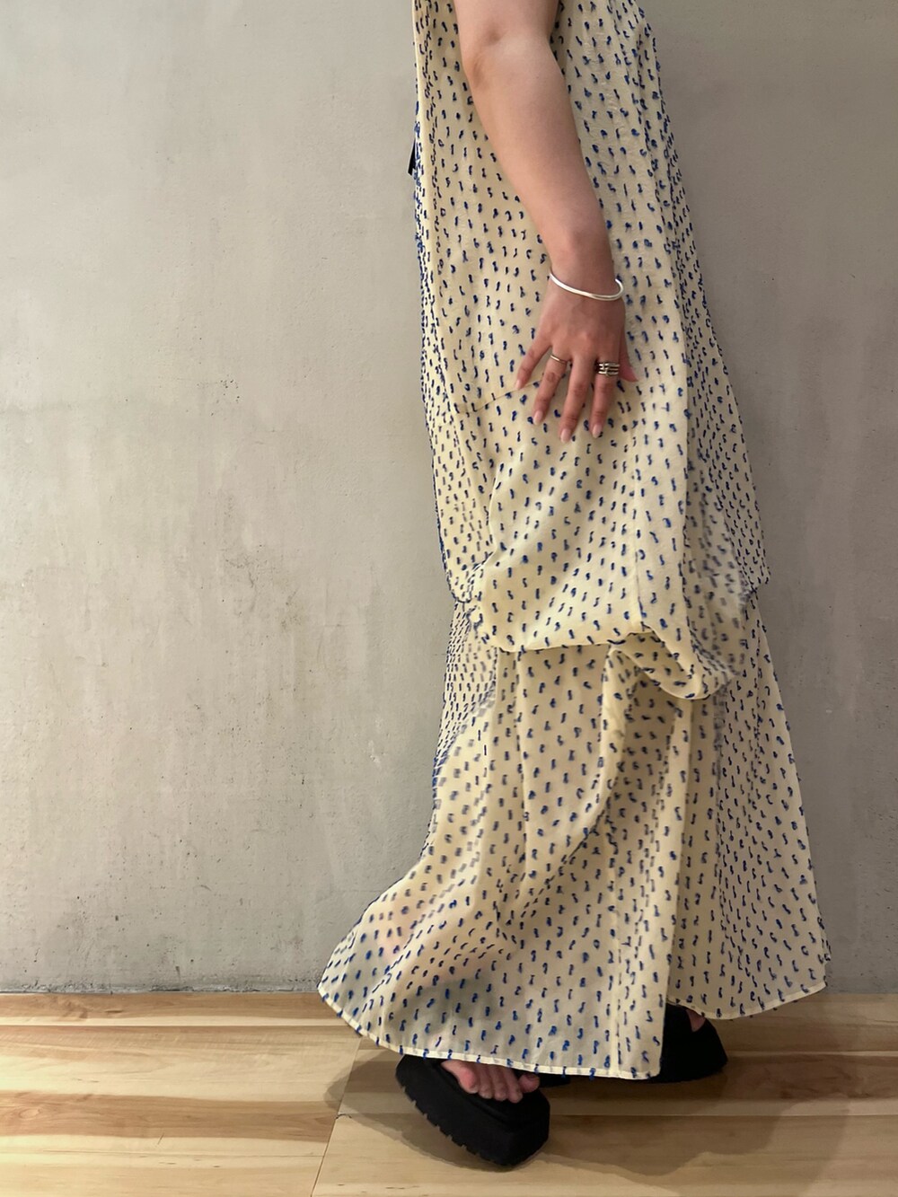 ホワイト系のワンピース、ブラック系のサンダルを着用したレディースの夏コーディネートの7枚目の写真