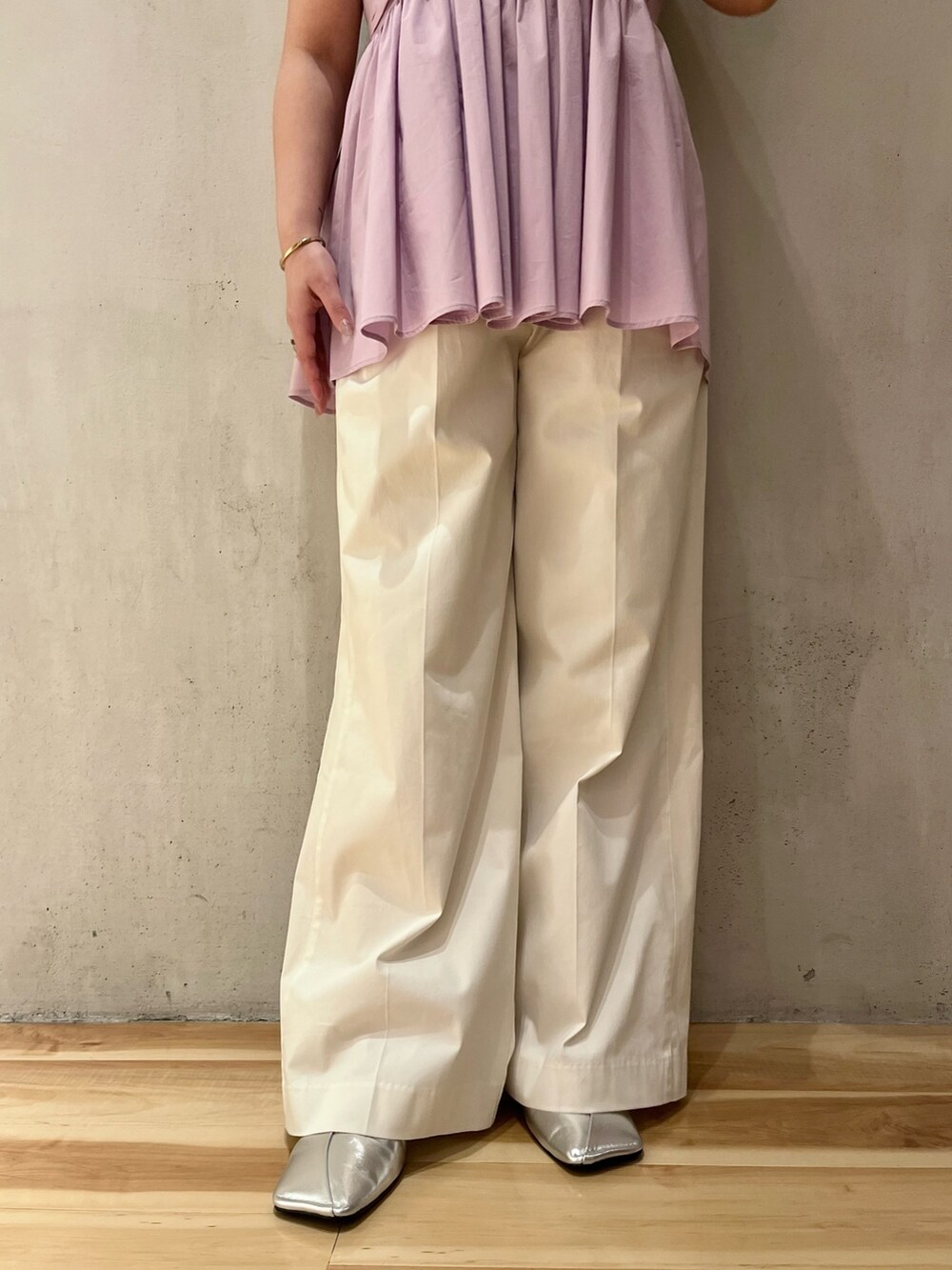 パープル系のタンクトップ、シルバー系のパンプス、ホワイト系のその他パンツを着用したレディースの冬コーディネートの7枚目の写真