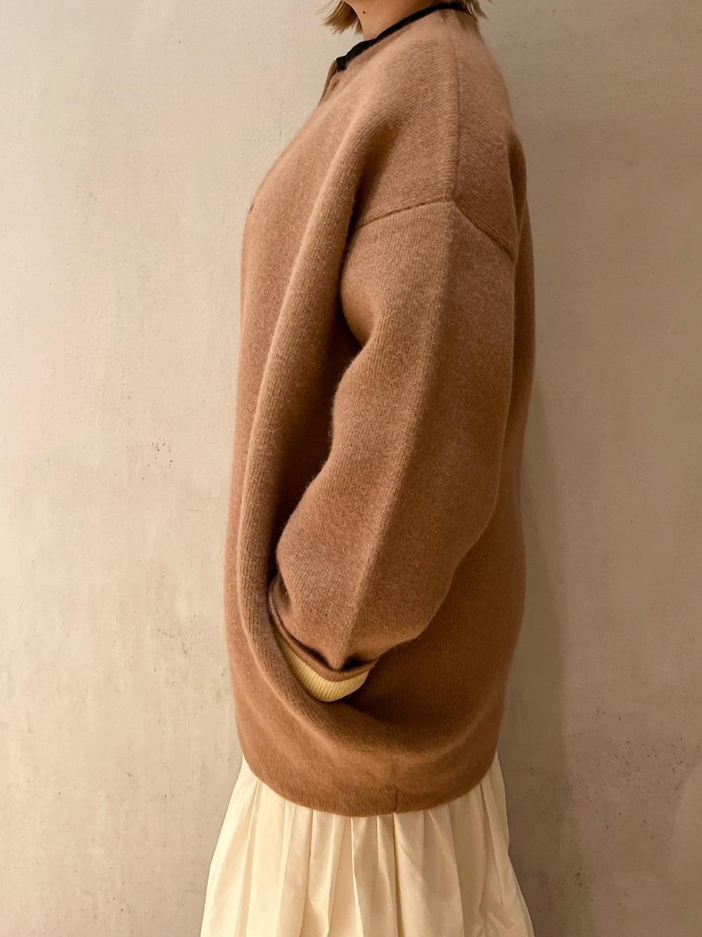 その他のワンピース、ブラック系のブーツ、ブラウン系のノーカラージャケットを着用したレディースの夏コーディネートの6枚目の写真