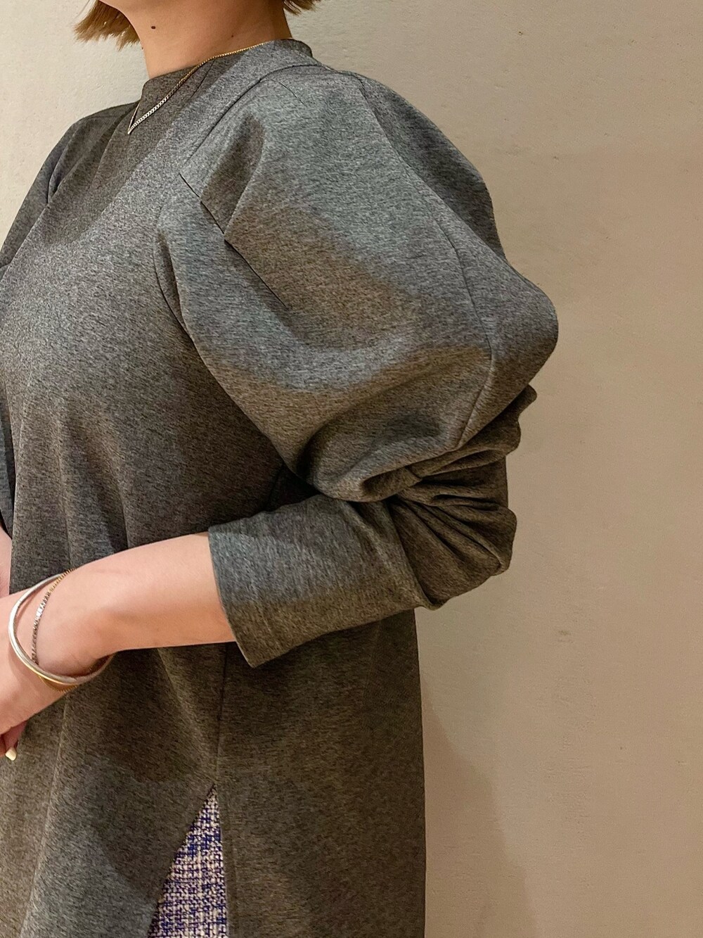 グレー系のTシャツ/カットソー、ブルー系のスカートを着用したレディースの春コーディネートの6枚目の写真
