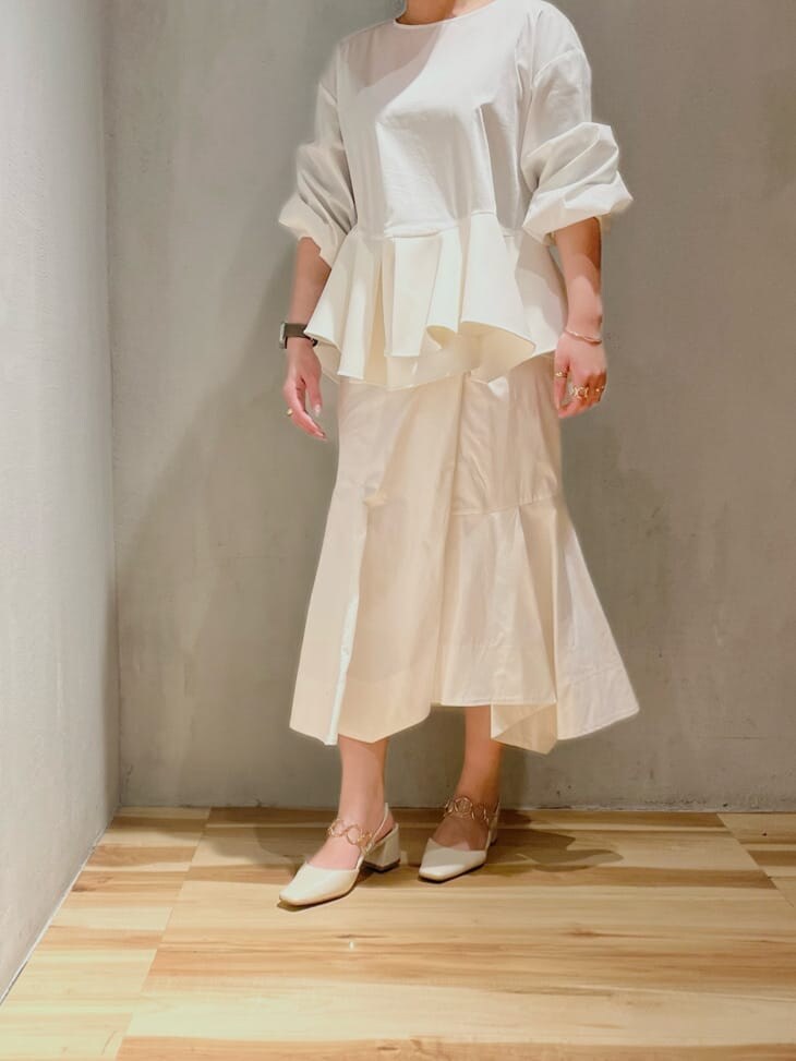 ホワイト系のシャツ/ブラウス、ホワイト系のスカートを着用したレディースの冬コーディネートの2枚目の写真