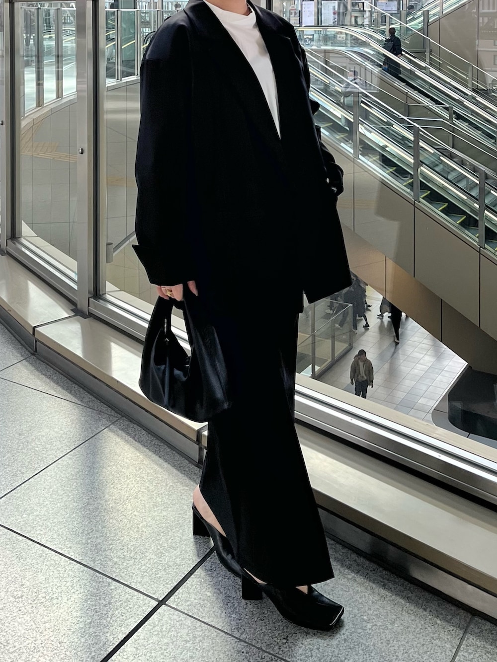 ブラック系のテーラードジャケット、ブラック系のスカート、ホワイト系のシャツ/ブラウスを着用したレディースの冬コーディネートの3枚目の写真