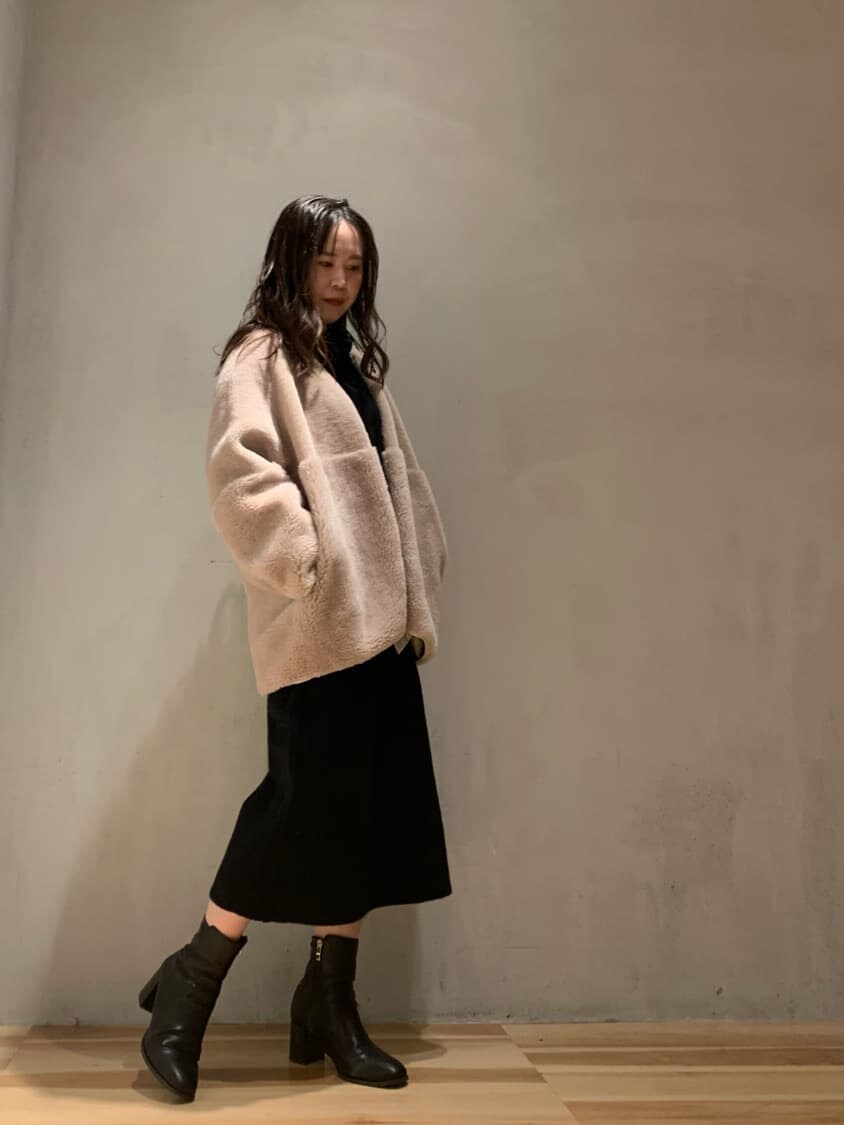 ベージュ系のその他アウター、ブラック系のワンピースを着用したレディースの秋コーディネートの2枚目の写真