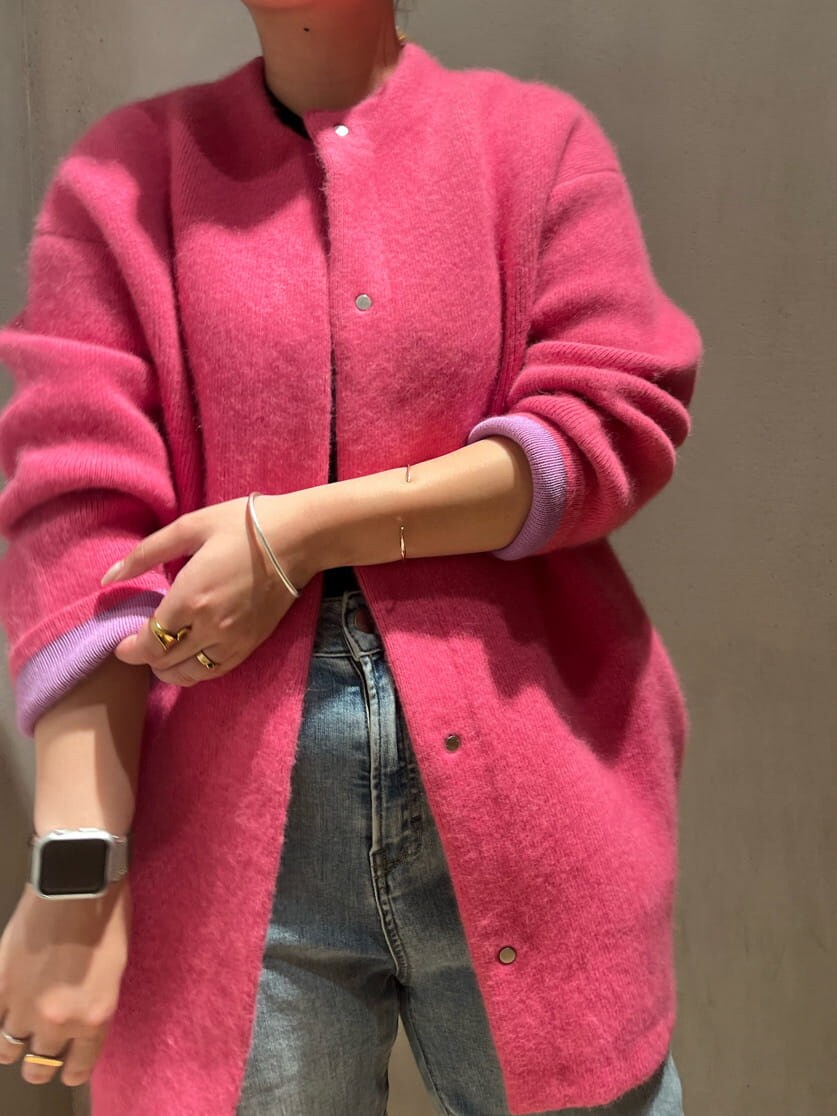 ブルー系のデニムパンツ、ピンク系のカーディガン/ボレロ、ブラウン系のスニーカーを着用したレディースの夏コーディネートの6枚目の写真