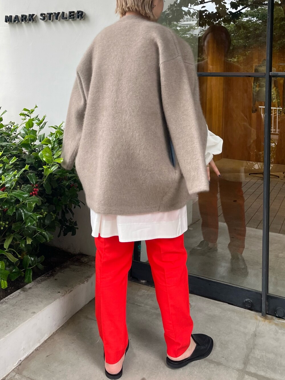 ベージュ系のノーカラージャケット、ホワイト系のシャツ/ブラウス、レッド系のその他パンツを着用したレディースの夏コーディネートの3枚目の写真