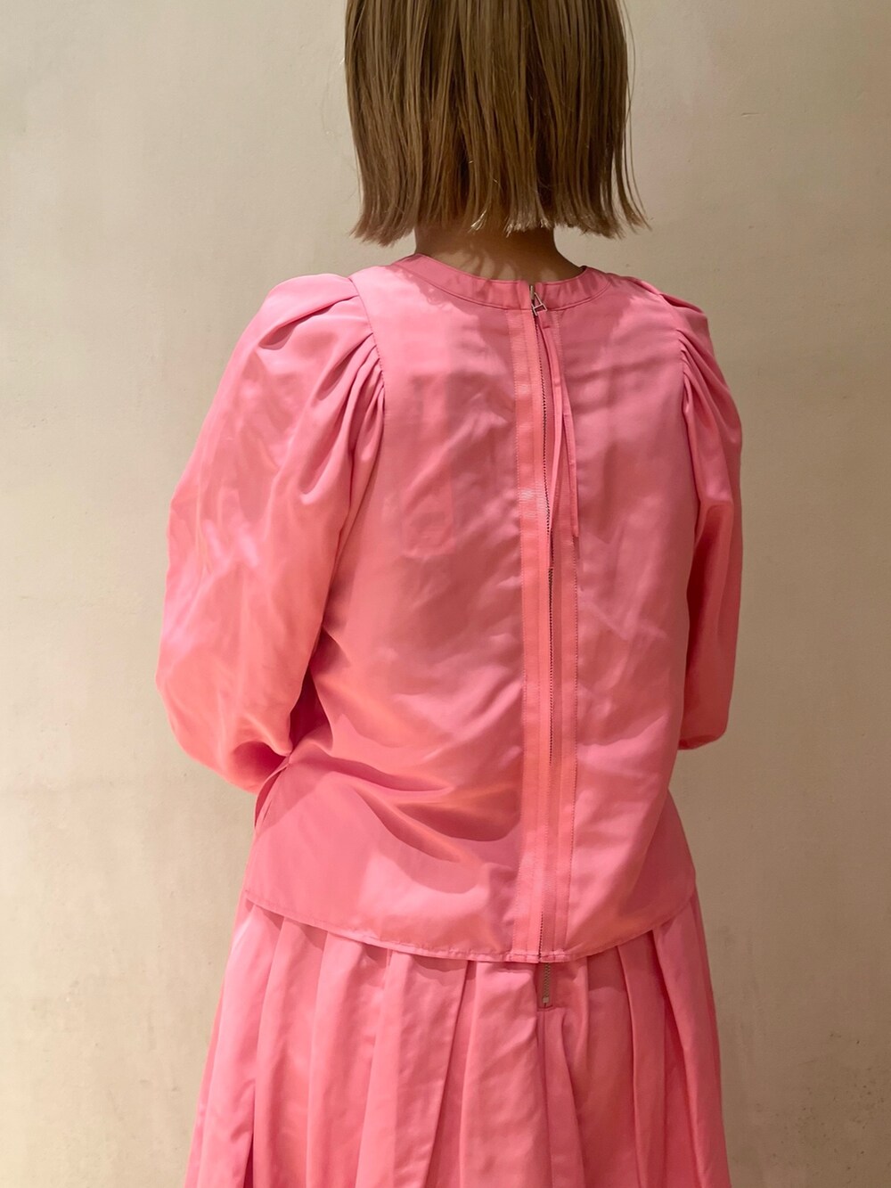 ブルー系のカーディガン/ボレロ、ピンク系のシャツ/ブラウス、ピンク系のスカートを着用したレディースの冬コーディネートの6枚目の写真