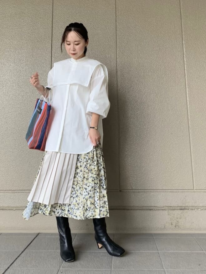 ホワイト系のシャツ/ブラウス、ベージュ系のスカートを着用したレディースの夏コーディネートの2枚目の写真